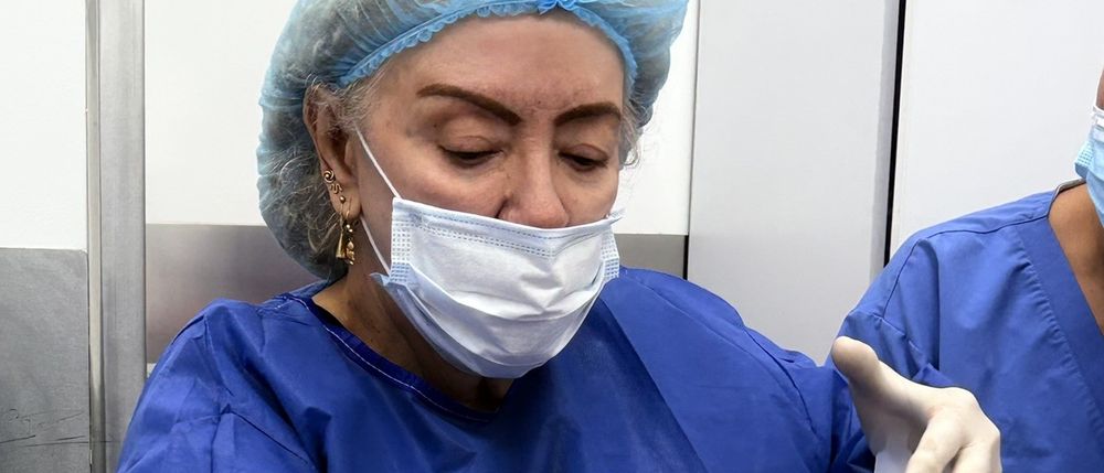 Dra. Nidia Naranjo durante un procedimiento