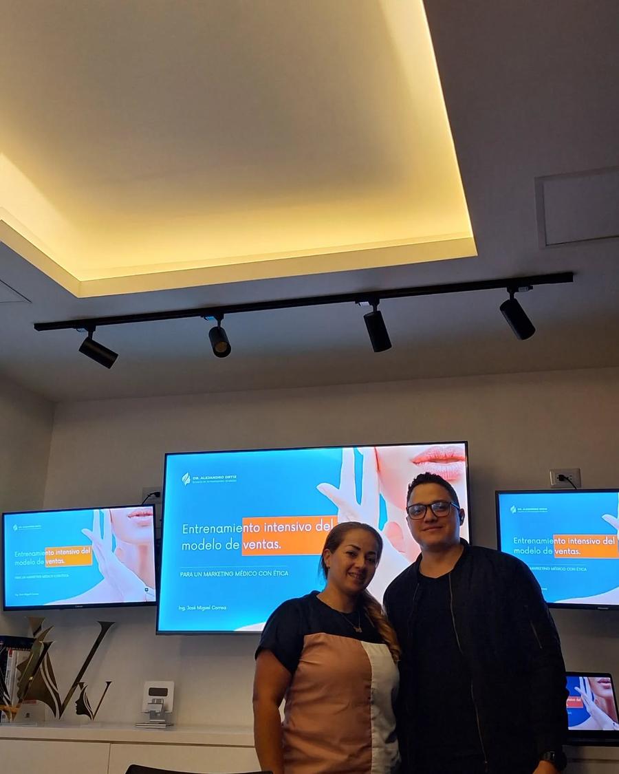 Entrenamiento presencial de ventas dictado por Luz Digital